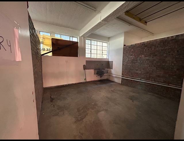 500M² BUILDING TO LET IN WOODSTOCK